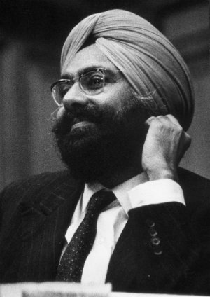 TOP 10 INDIAN AUTHOR WHOSE BOOKS SELL IN MILLIONS 