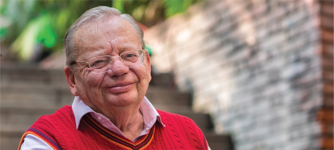 TOP 10 INDIAN AUTHOR WHOSE BOOKS SELL IN MILLIONS 